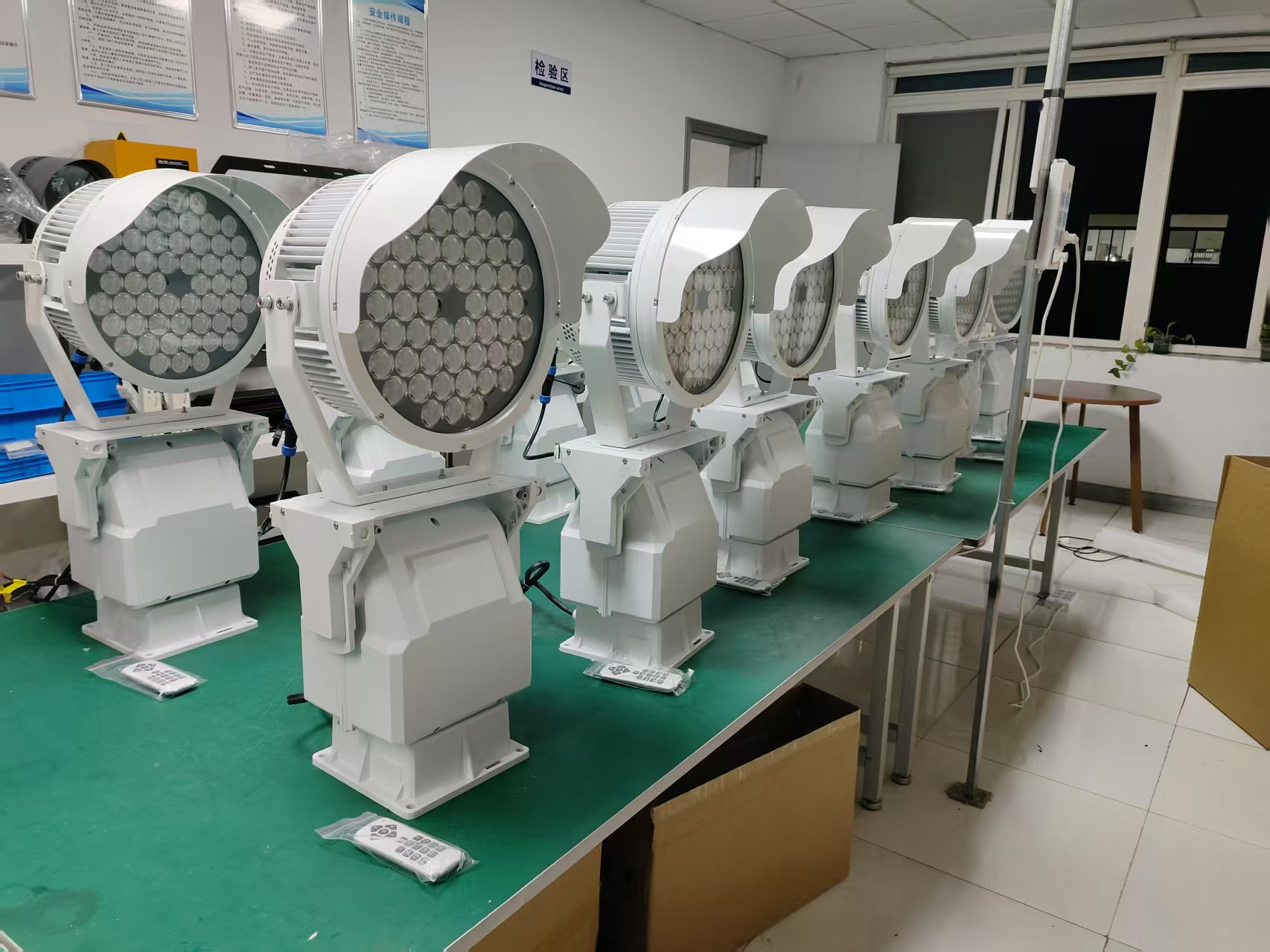 LED船用探照灯顺利交付海外